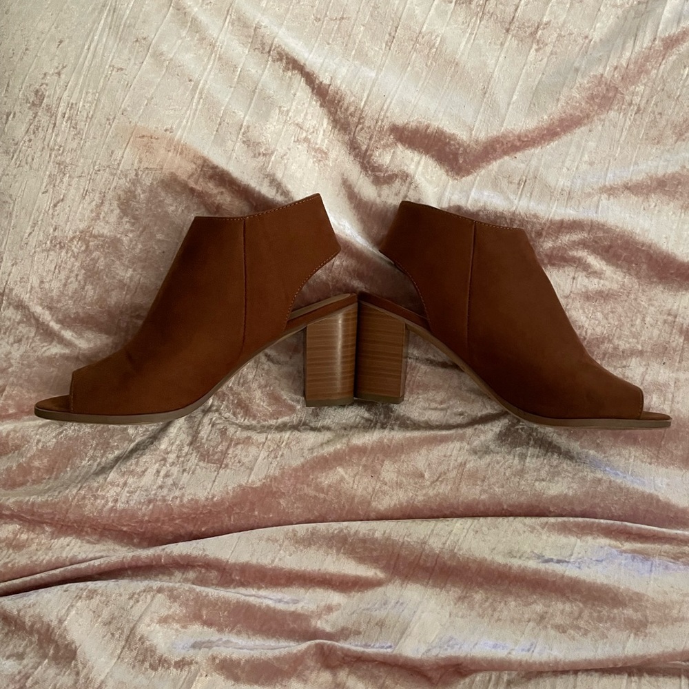 Peep Toe Rust Colored Bootie w/ Velcro Closure. Size 8 - Picture 6 of 6